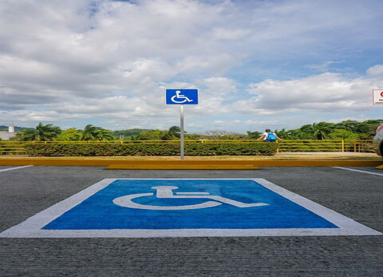 Cassazione: parcheggio gratis sulle strisce blu anche alle persone con disabilità senza patente