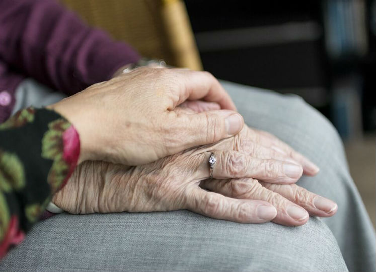 Riparte la legge sui caregiver: «figura da inserire nel sistema dei servizi sociali»