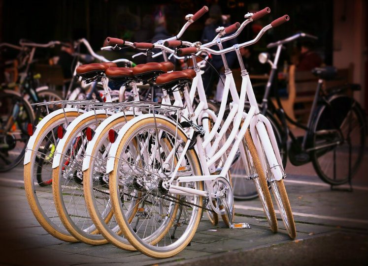 Anffas Policoro illumina le biciclette degli operai che viaggiano al buio